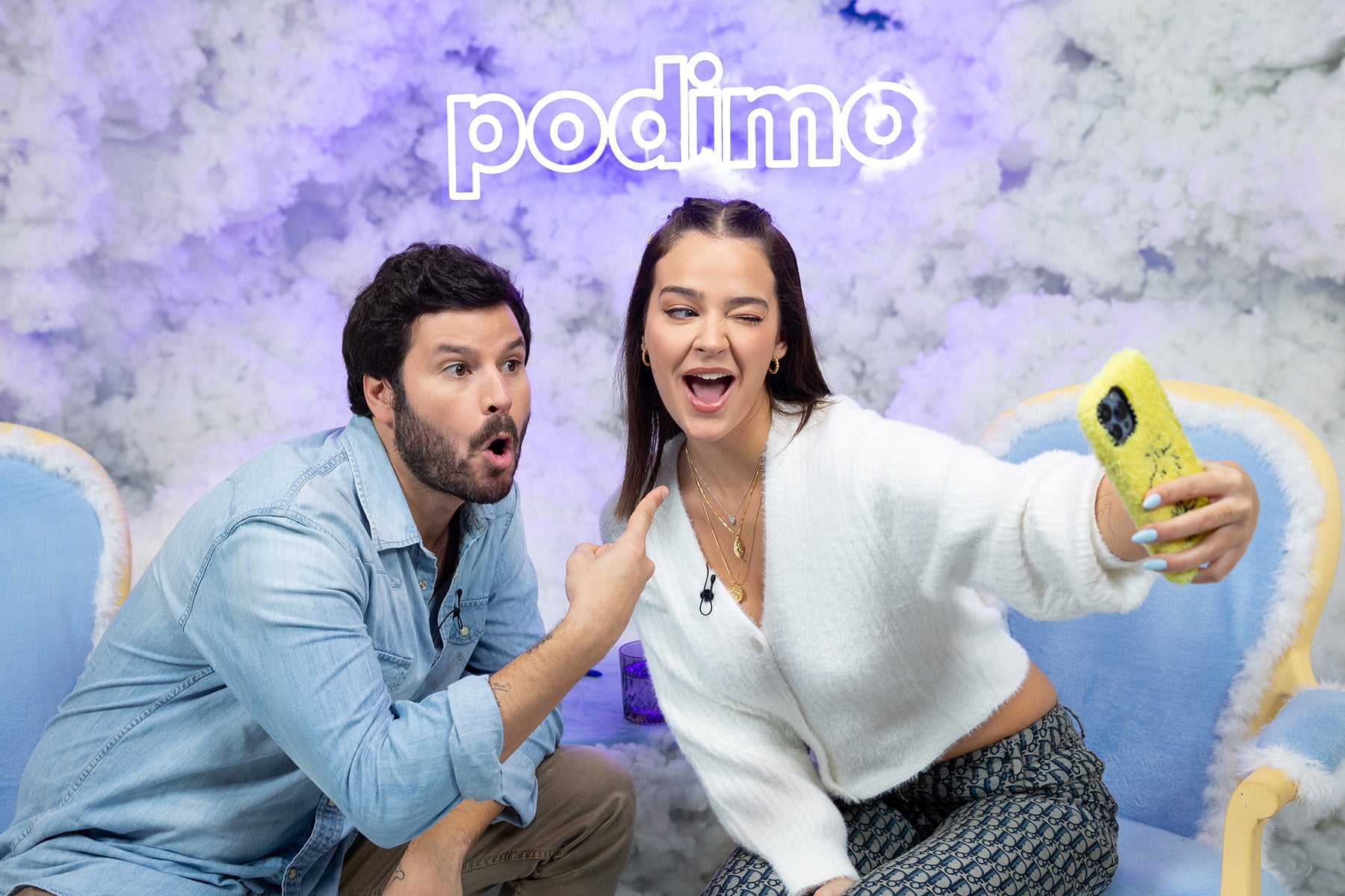 Laura Escanes y Willy B&aacute;rcenas en el podcast 'Entre el cielo y las nubes' / Podimo