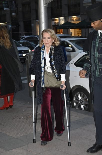 Esperanza Aguirre con muletas en Madrid. / Gtres