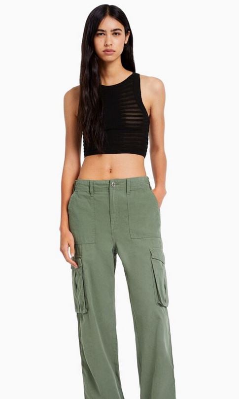 Bershka tiene los pantalones cargo a los que no podrás decirle que no: son altos y sientan genial