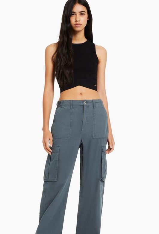 Bershka tiene los pantalones cargo a los que no podrás decirle que no: son altos y sientan genial