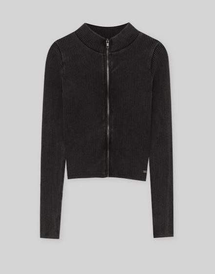 ¿Cansada de ir con pintas al gimnasio? Esta chaqueta de Pull&Bear sienta como un guante