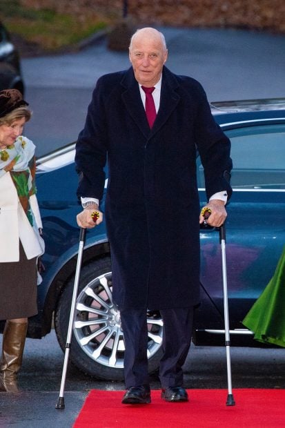 Harald de Noruega con muletas / Gtres
