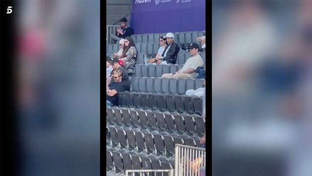 Froil&aacute;n en Abu Dabi en unas im&aacute;genes de 'Ya es mediod&iacute;a'. / Telecinco