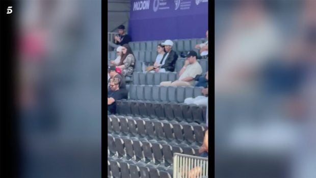 Froil&aacute;n en Abu Dabi en unas im&aacute;genes de 'Ya es mediod&iacute;a'. / Telecinco