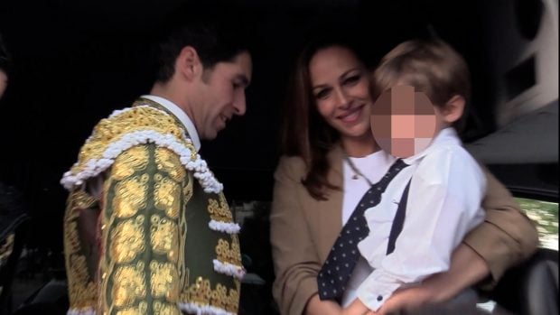 Eva González y Cayetano Rivera con su hijo / Gtres