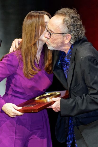 Tim Burton y Monica Bellucci en octubre de 2022. / Gtres