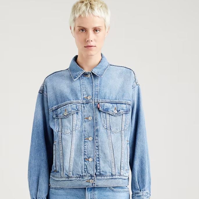 Nunca una cazadora vaquera había sido tan barata en Levis: esta te encantará