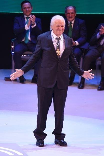 Manuel Benítez recogiendo una medalla / Gtres