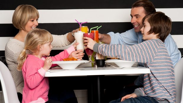 Una familia disfrutando de una comida en común. / Gtres