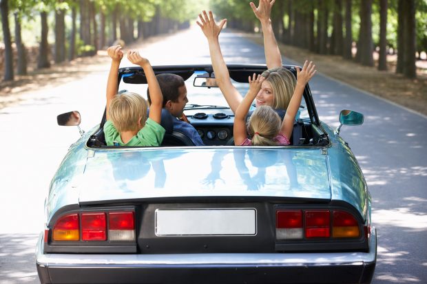 Una familia viajando en un coche. / Gtres
