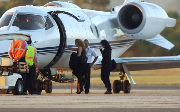 Shakira cogiendo un avi&oacute;n / Gtres
