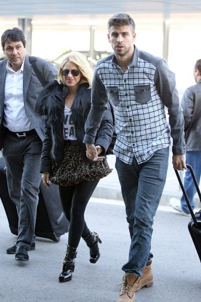 Shakira y Piqu&eacute; en el aeropuerto / Gtres
