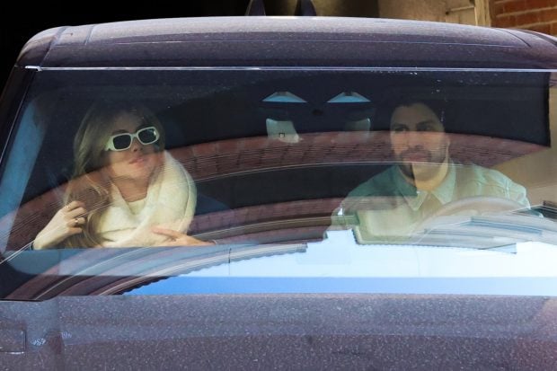 Piqué y Clara Chía en un coche / Gtres