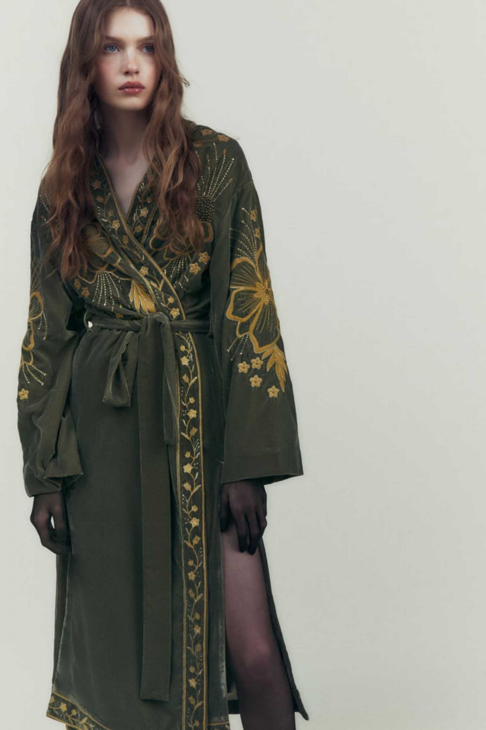 Kimono de terciopelo bordado / Zara