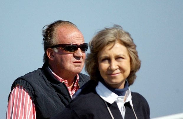 Do&ntilde;a Sofia y Juan Carlos I a bordo de un barco. (Foto: Gtres)