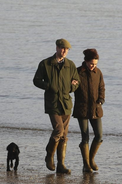 El pr&iacute;ncipe Guillermo y Catalina Middleton con un perro / Gtres