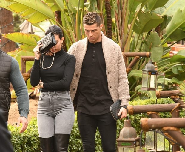 Cristiano Ronaldo y Georgina Rodr&iacute;guez huyendo de la prensa / Gtres
