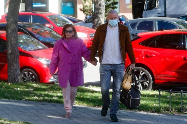 María Teresa Campos y Gustavo paseando / Gtres