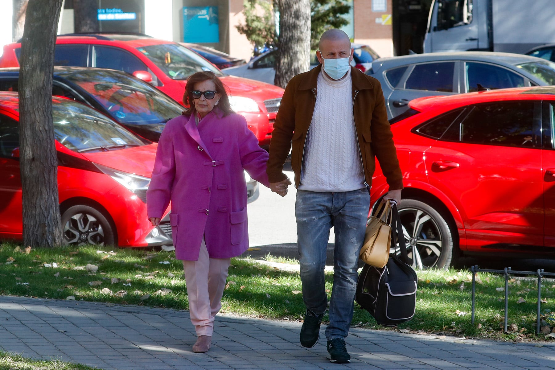 Mar&iacute;a Teresa Campos y Gustavo paseando / Gtres