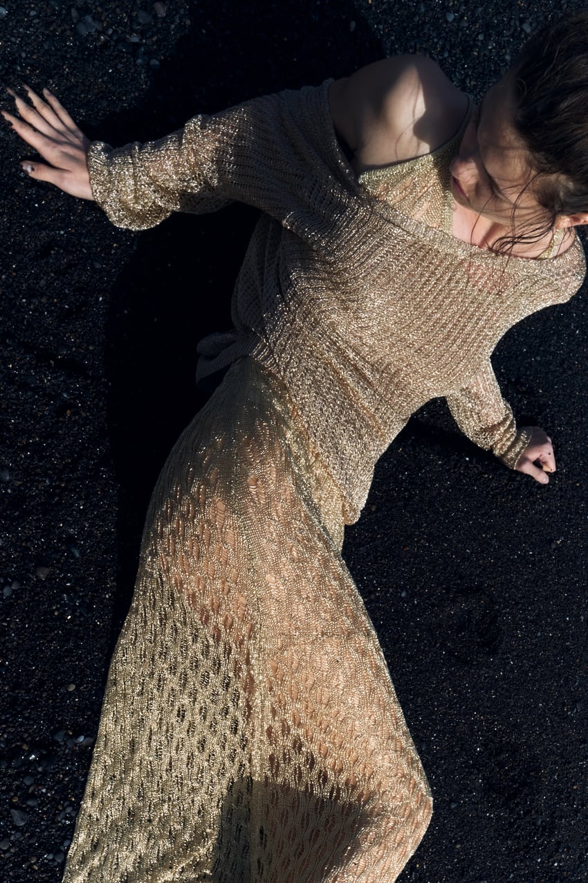 El nuevo jersey de Zara de hilo metalizado que hace una espalda de v&eacute;rtigo y esta super agotado