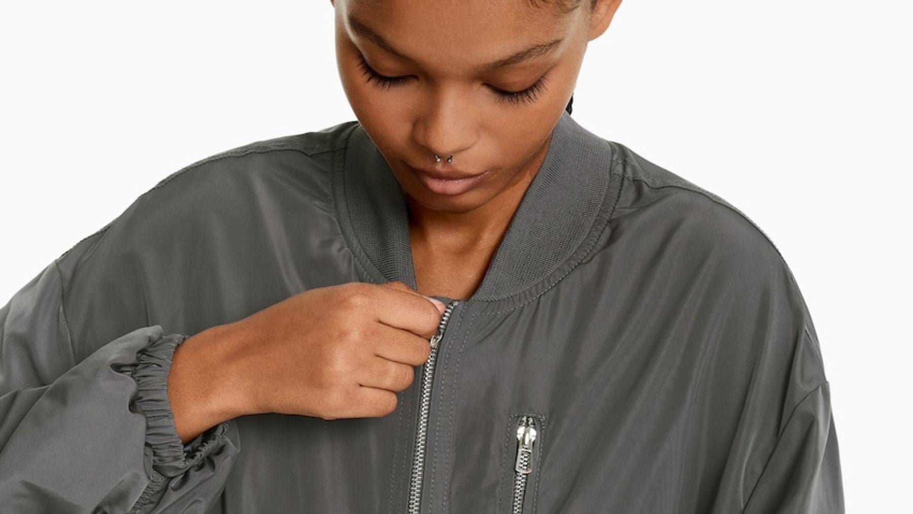 No te lo vas a creer: la bomber efecto nylon de Bershka que cuesta menos que una camisa