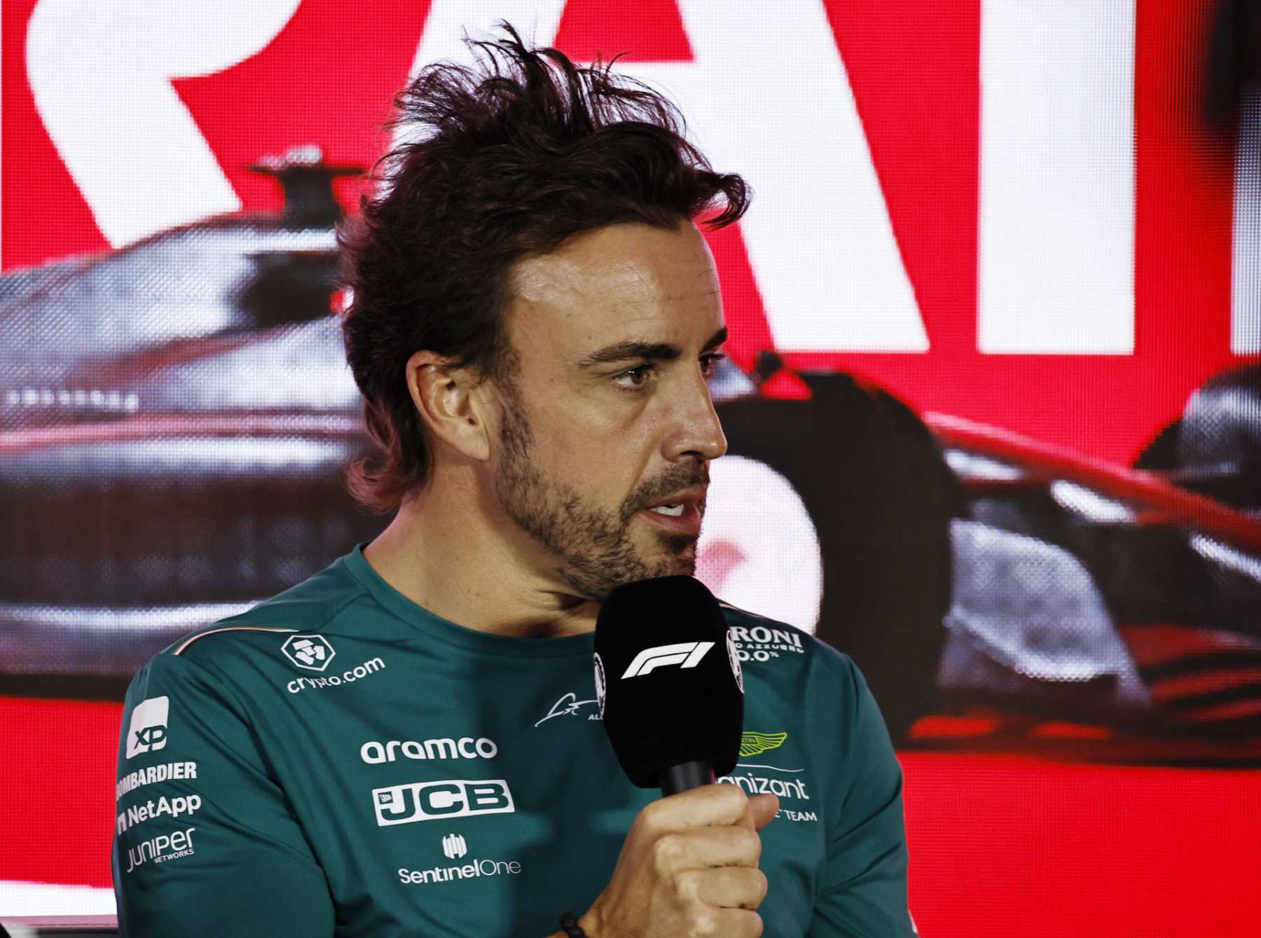Fernando Alonso ateniendo a los medios de comunicaci&oacute;n / Gtres