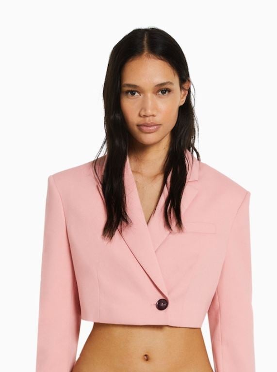 Dale la bienvenida a las blazer crop top: esta de Bershka est&aacute; tirada de precio