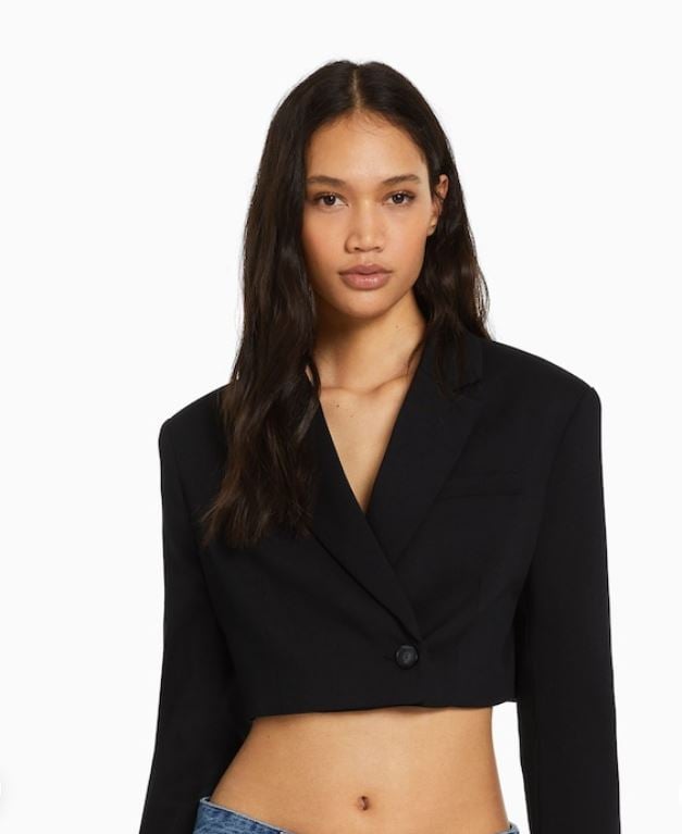 Dale la bienvenida a las blazer crop top: esta de Bershka est&aacute; tirada de precio