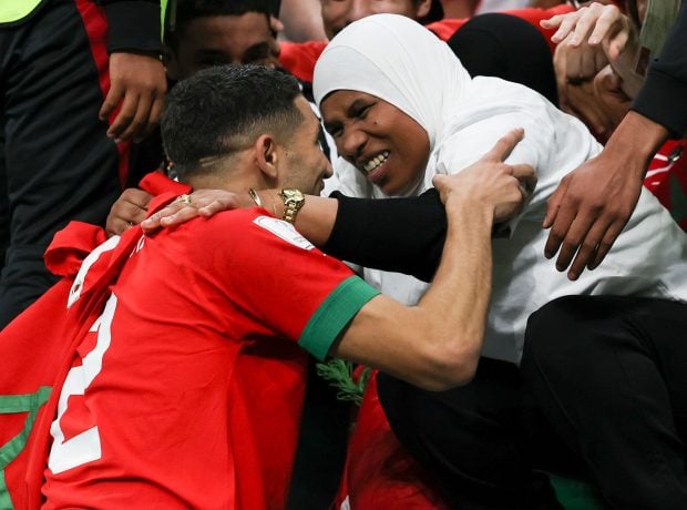 Achraf Hakimi con su madre en el Mundial de Qatar / Gtres