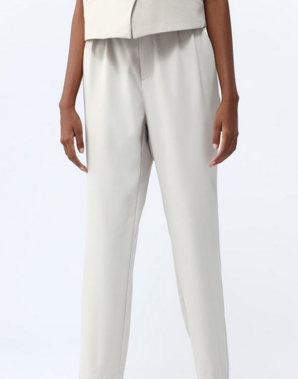 Ponte a la cola: los pantalones de Lefties a los que no vas a decir que no y que los hay en tres colores
