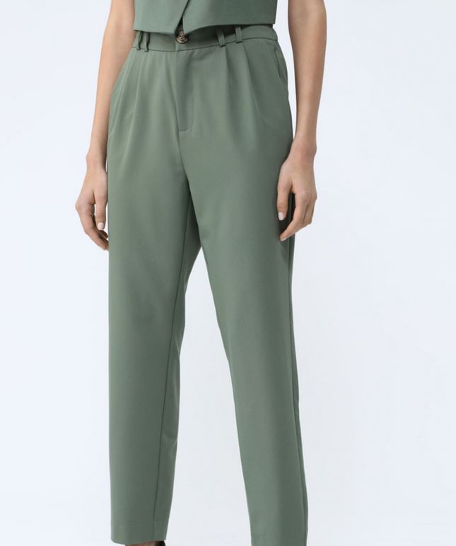 Ponte a la cola: los pantalones de Lefties a los que no vas a decir que no y que los hay en tres colores