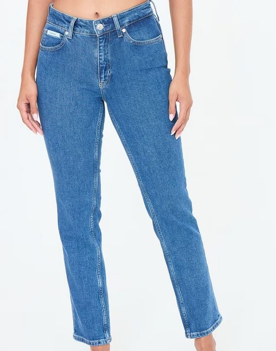El vaquero de Calvin Klein que mejor estiliza, ahora rebajado
