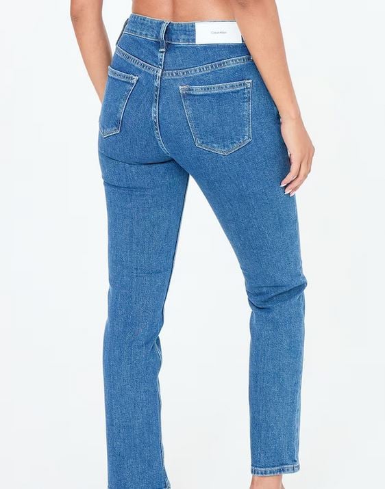 El vaquero de Calvin Klein que mejor estiliza, ahora rebajado