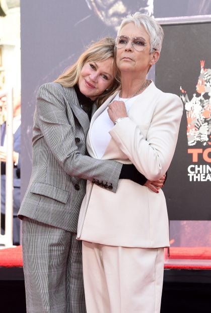 Melanie Griffith y Jamie Lee Curtis abrazándose / Gtres