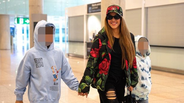 Shakira y sus hijos en el aeropuerto. (Foto: Gtres)