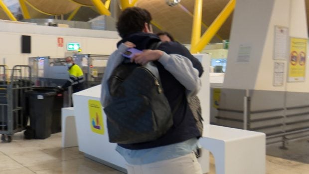Bel&eacute;n Perea y Froil&aacute;n d&aacute;ndose un abrazo en el aeropuerto / Gtres