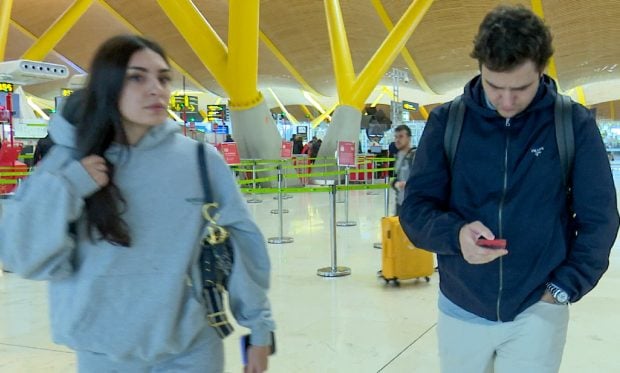 Bel&eacute;n Perea y Froil&aacute;n en el aeropuerto / Gtres