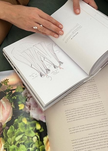 Tamara Falc&oacute; viendo el libro de 'Sophie et Voil&agrave;'. / Instagram