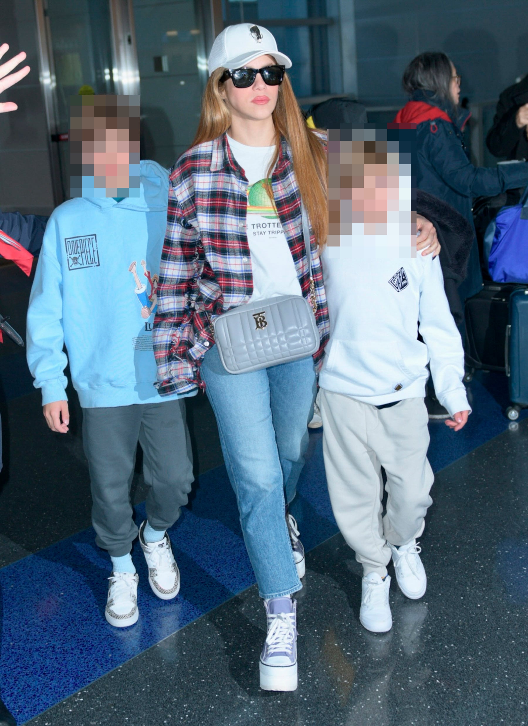 Shakira junto a sus dos hijos a su llegada a Nueva York / Gtres