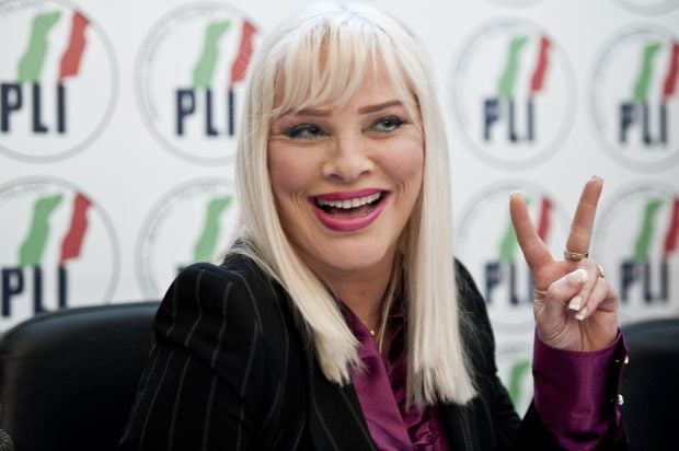 La actriz Cicciolina durante una campa&ntilde;a pol&iacute;tica en Roma. / Gtres