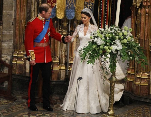 El pr&iacute;ncipe Guillermo y Kate Middleton en su boda / Gtres