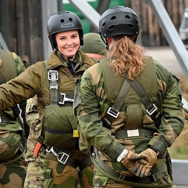 Ingrid Alexandra de Noruega instruyéndose militarmente. / Las Fuerzas Armadas de Noruega y la Corte Real