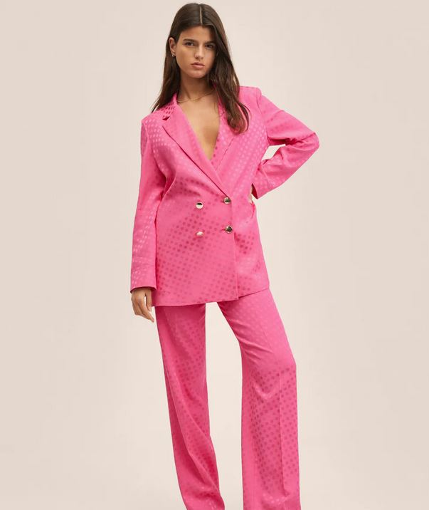 El traje viral de Mango que ahora tiene una rebaja nunca vista