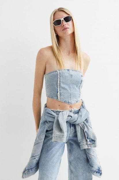 Modelo con el corsé denim de H&M. / H&M