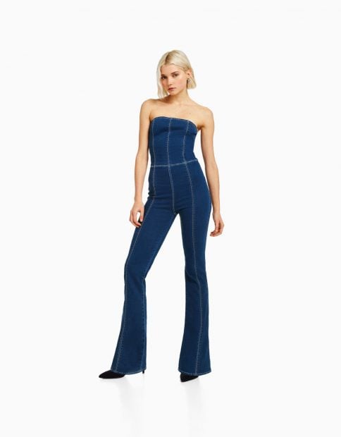 Modelo con el mono denim de Bershka. / Bershka