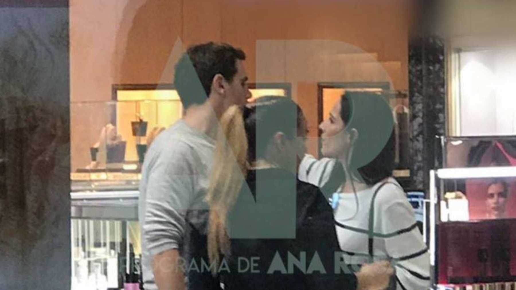 Malú y Albert Rivera en un restaurante / Telecinco