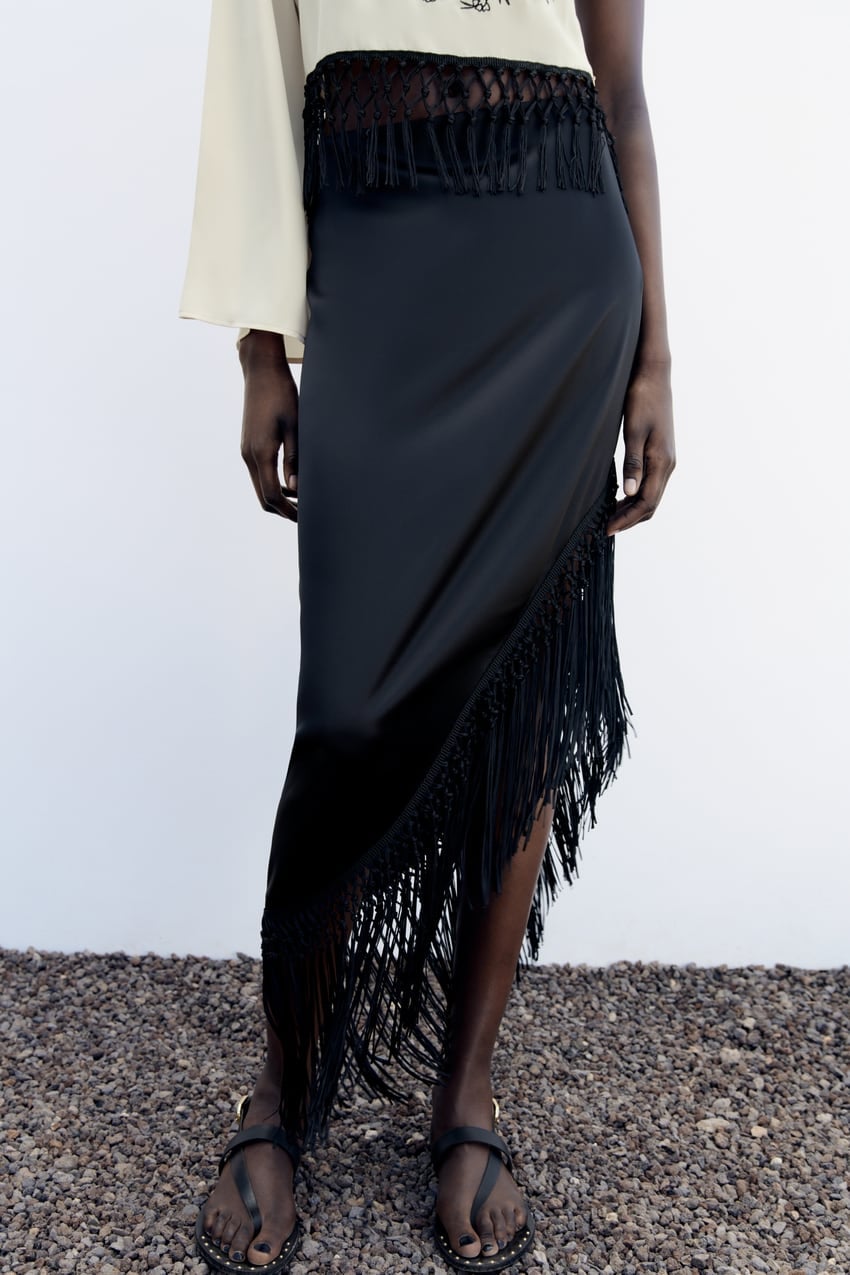 La falda de flecos negra que est&aacute; siendo un &eacute;xito en la web de Zara