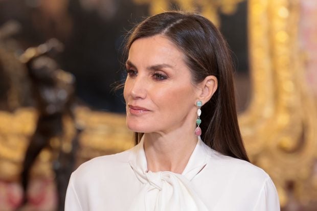 La Reina Letizia con unos pendientes llamativos. / Gtres