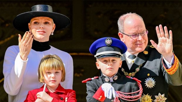 El pr&iacute;ncipe Alberto, la princesa Charlene y sus hijos Gabriela y Jacques saludando desde el balc&oacute;n. / Gtres