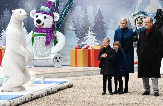 El pr&iacute;ncipe Alberto, la princesa Charlene y sus hijos Gabriela y Jacques en un evento navide&ntilde;o. / Gtres